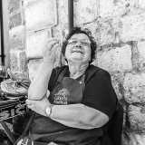 "S� reman�te com'a la zite de C�gghie" - Vuol dire �Sei rimasto solo come la sposa di Ceglie del Campo� ed � rivolto a un individuo rimasto �fregato� in una determinata situazione: � rappresentato volgendo l�avambraccio verso l�alto e chiudendo "a cono" la mano, anch'essa volta verso l�alto 